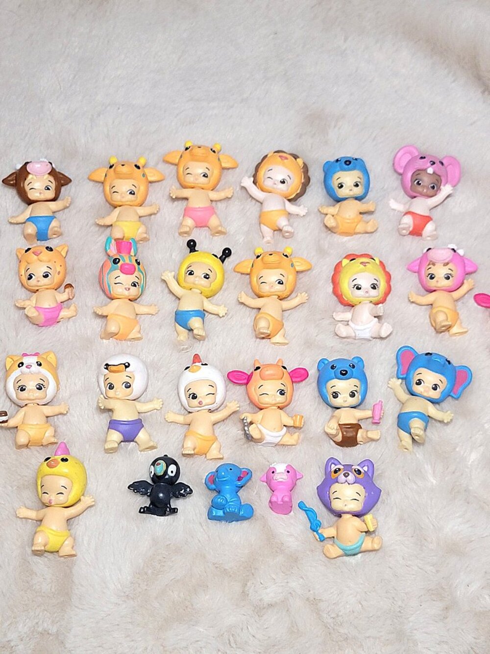 Twozies Lot Mini Babies Figures & Pets Toys Collectibles Animals 24 Pieces